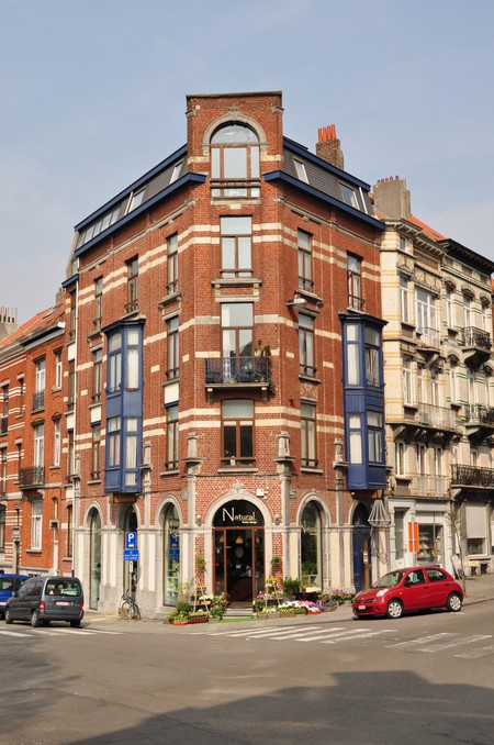Avenue de la Brabançonne 82, Schaerbeek, ancien <i>Café de la Couronne royale</i> (© SPRB-BDU, photo APEB 2011).