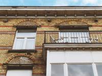 Chazallaan 17a-21, Schaarbeek, bovenste bouwlagen, sgraffiti (© APEB, foto 2000).