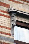 Rue des Coteaux 53-55 et 57-59, Schaerbeek, oriel, premier étage, fenêtre de la deuxième travée, détail (© APEB, photo 2016).