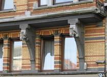 Louis Bertrandlaan 53-61, Schaarbeek, tussenverdieping aan de Bertrandlaan (© APEB, foto 2005).