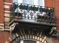 Chaussée de Louvain 237-239, Saint-Josse-ten-Noode, deuxième étage, balcon (© APEB, photo 2000).