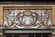 Peter Benoitstraat 2-4 en Waversesteenweg 517-519, Etterbeek, sgraffito boven de deur aan de Waversesteenweg (© APEB, foto 2016).